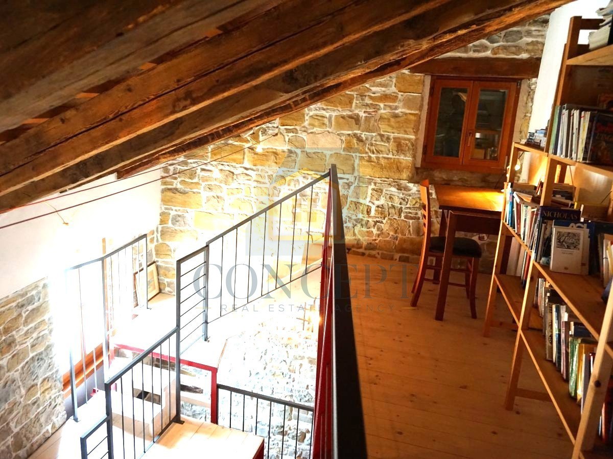 Istra, Oprtalj, Kamena hiša s 3 apartmaji in dvema poslovnima prostoroma