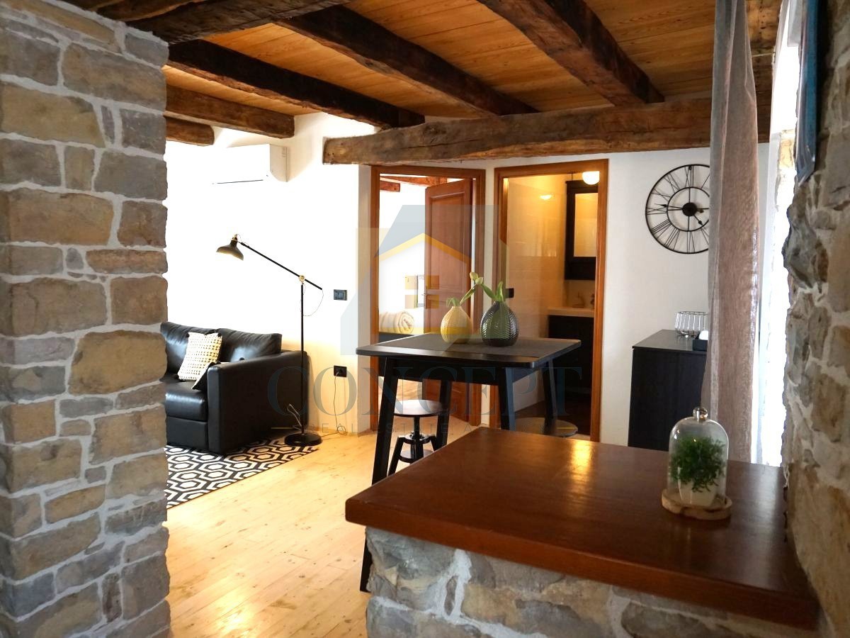 Istra, Oprtalj, Kamena hiša s 3 apartmaji in dvema poslovnima prostoroma