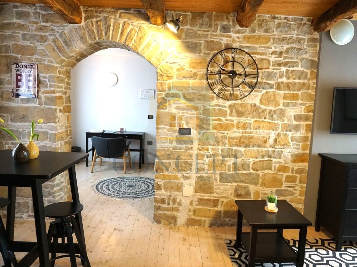 Istra, Oprtalj, Kamena hiša s 3 apartmaji in dvema poslovnima prostoroma