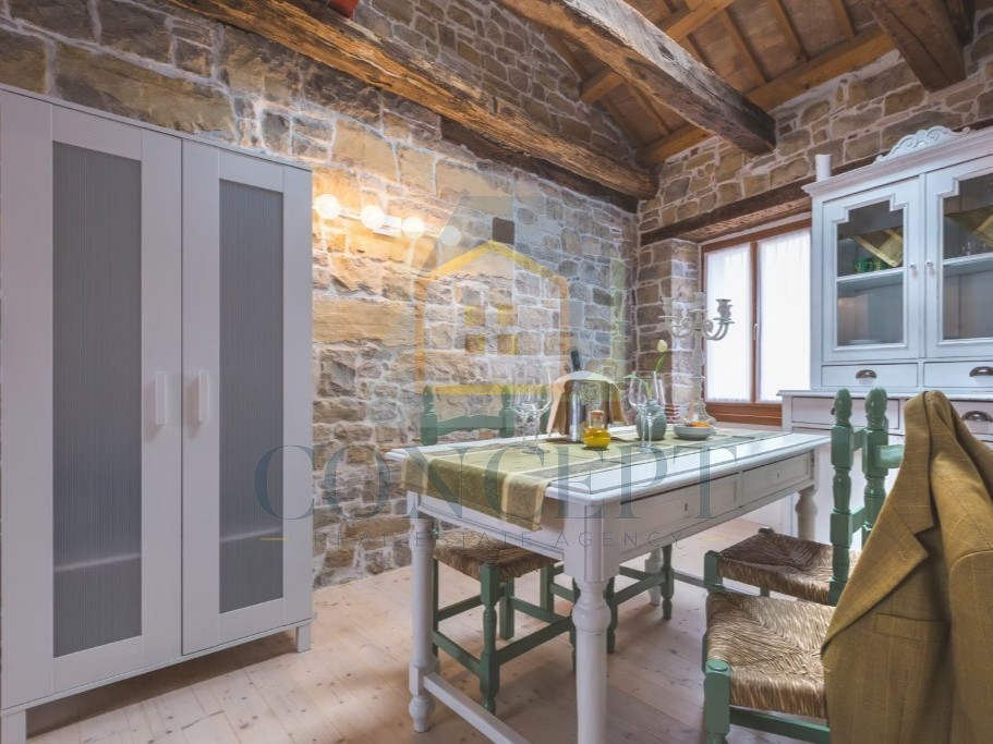 Istra, Oprtalj, Kamena hiša s 3 apartmaji in dvema poslovnima prostoroma