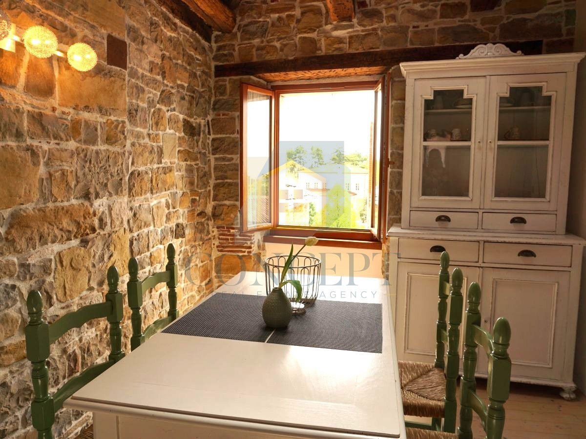 Istra, Oprtalj, Kamena hiša s 3 apartmaji in dvema poslovnima prostoroma