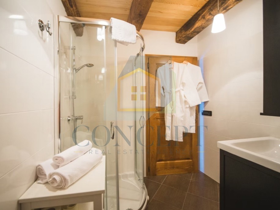 Istra, Oprtalj, Kamena hiša s 3 apartmaji in dvema poslovnima prostoroma