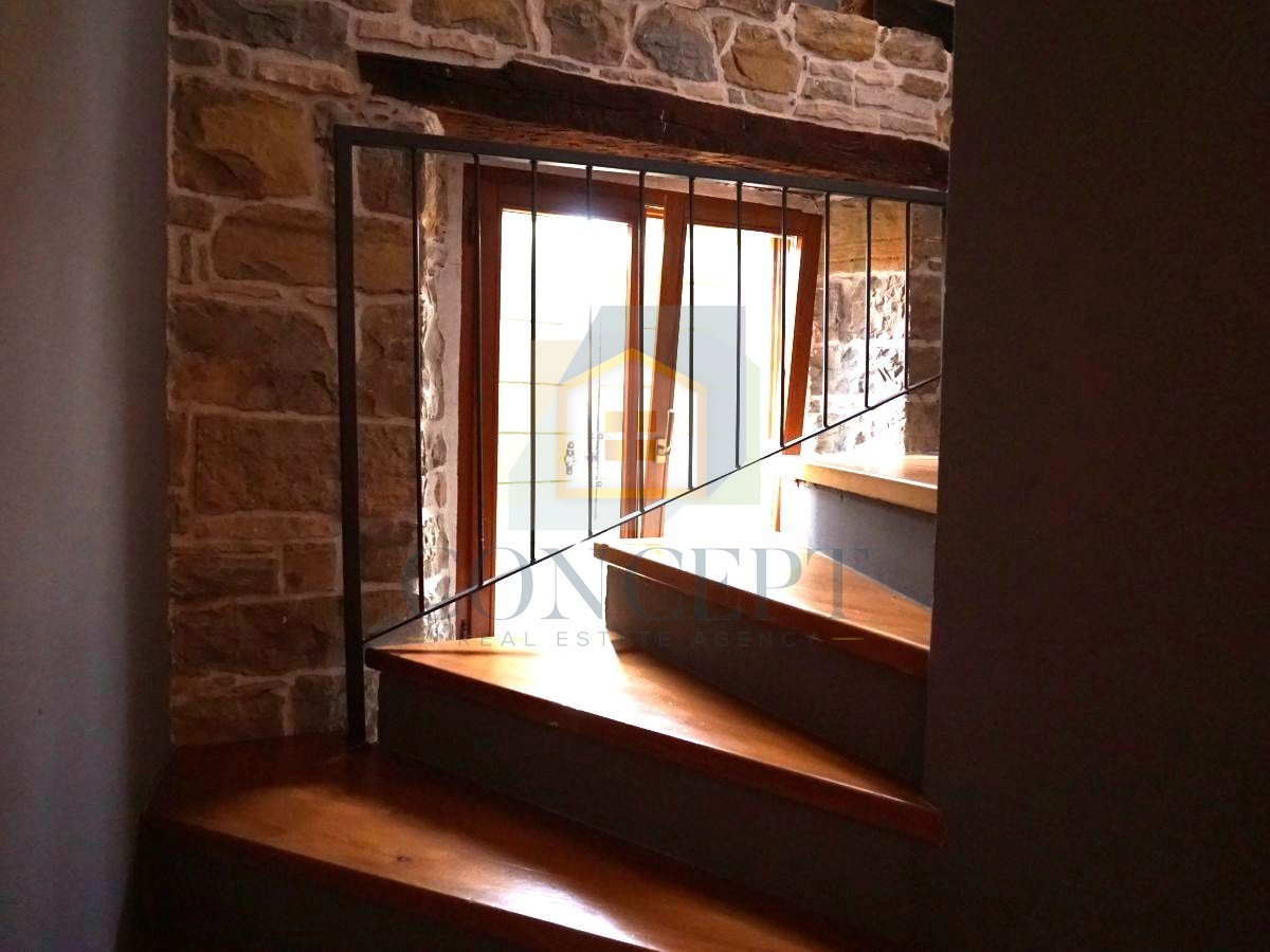 Istra, Oprtalj, Kamena hiša s 3 apartmaji in dvema poslovnima prostoroma