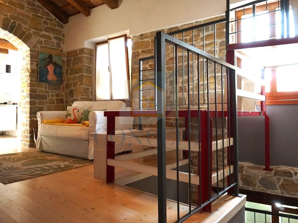Istra, Oprtalj, Kamena hiša s 3 apartmaji in dvema poslovnima prostoroma