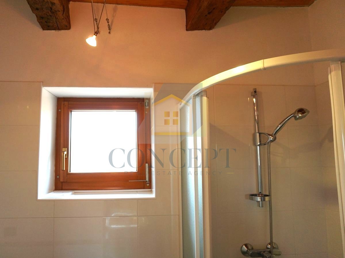 Istra, Oprtalj, Kamena hiša s 3 apartmaji in dvema poslovnima prostoroma