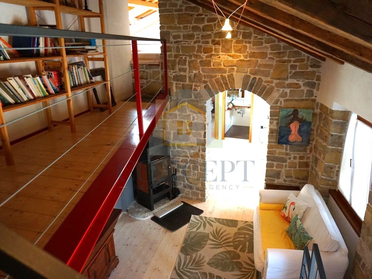 Istra, Oprtalj, Kamena hiša s 3 apartmaji in dvema poslovnima prostoroma