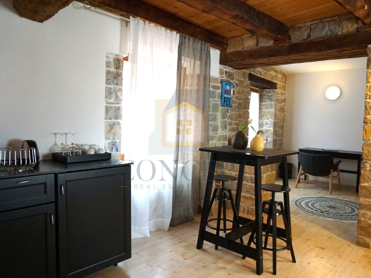 Istra, Oprtalj, Kamena hiša s 3 apartmaji in dvema poslovnima prostoroma