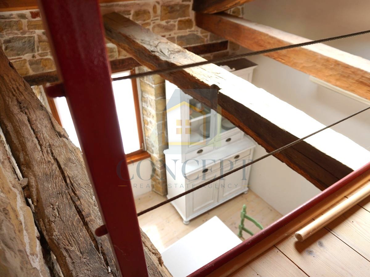 Istra, Oprtalj, Kamena hiša s 3 apartmaji in dvema poslovnima prostoroma