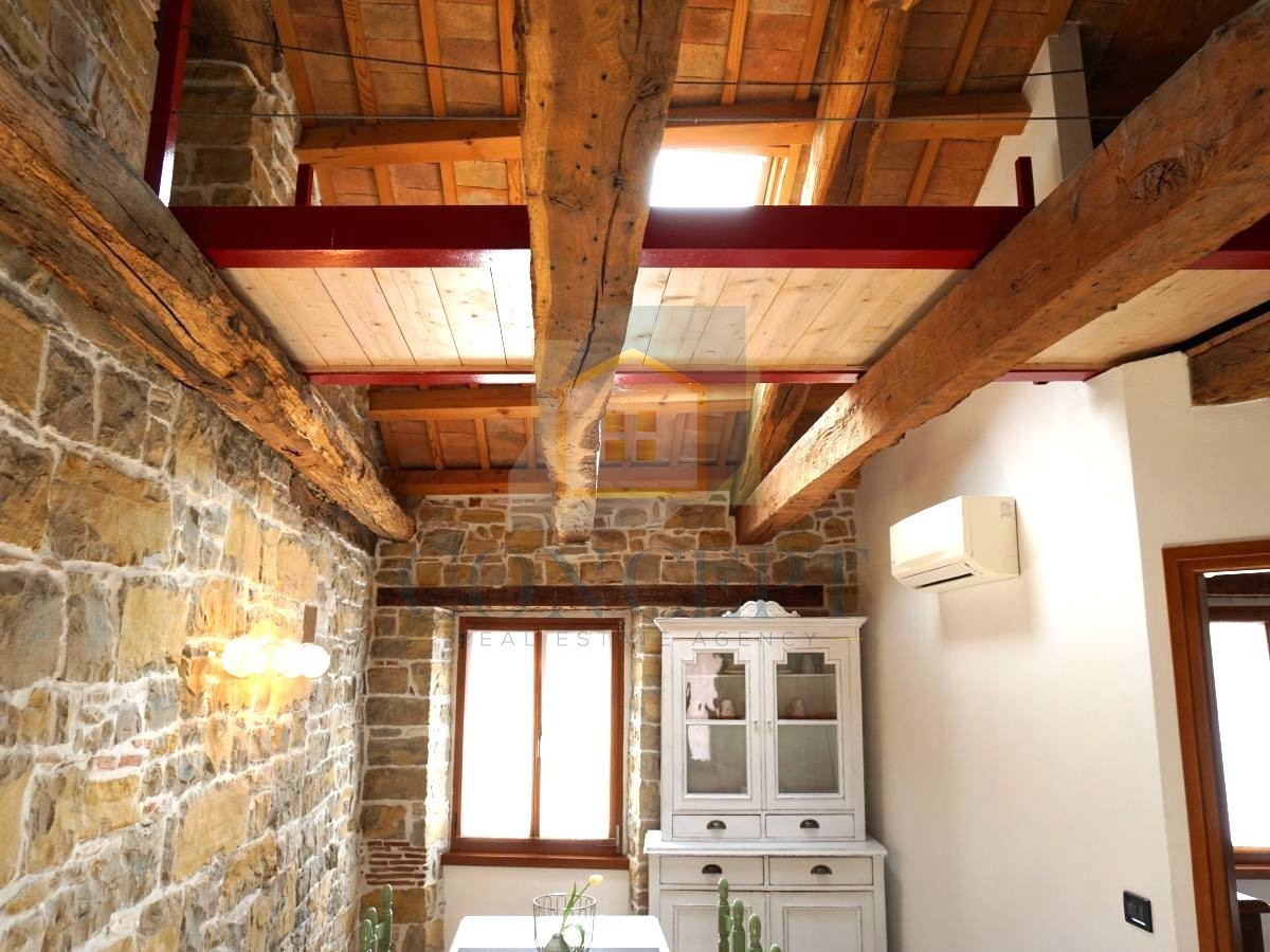 Istra, Oprtalj, Kamena hiša s 3 apartmaji in dvema poslovnima prostoroma