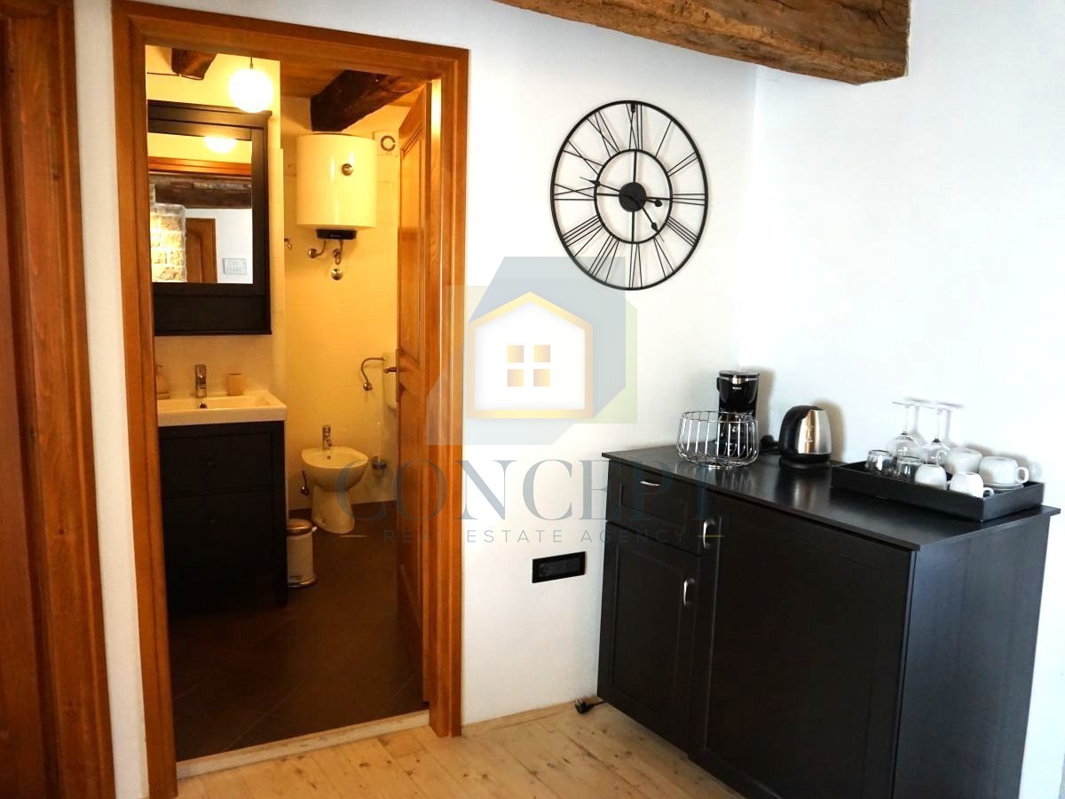 Istra, Oprtalj, Kamena hiša s 3 apartmaji in dvema poslovnima prostoroma