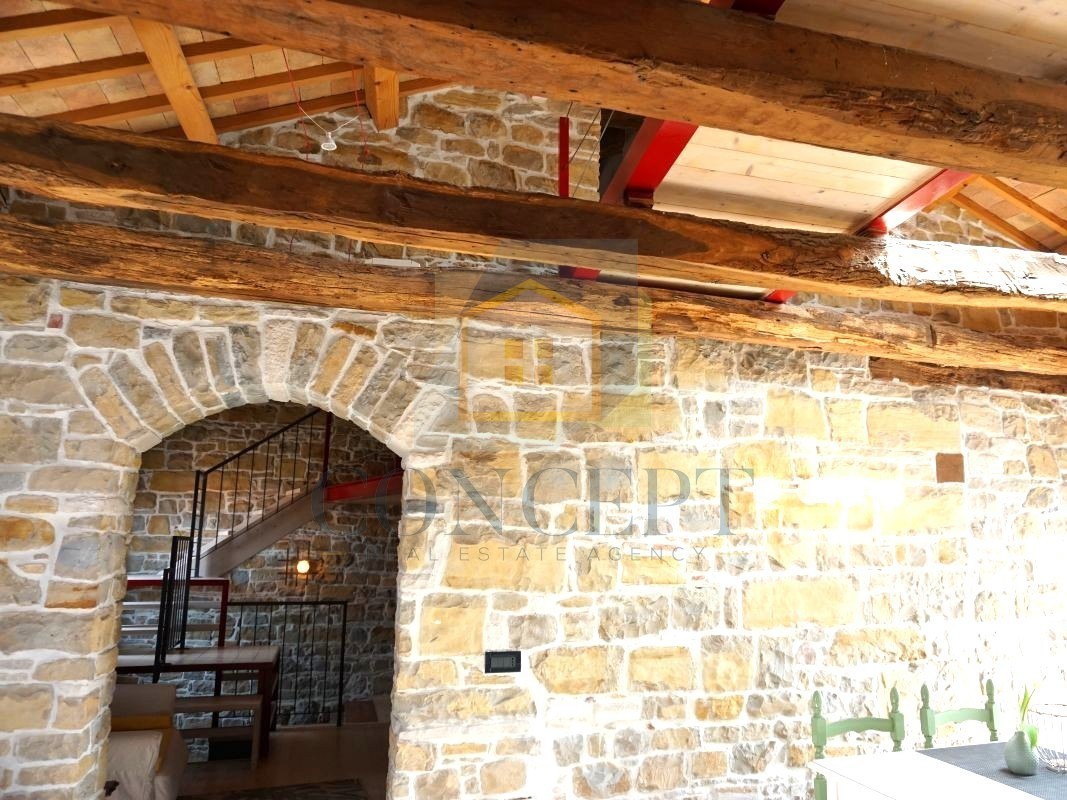 Istra, Oprtalj, Kamena hiša s 3 apartmaji in dvema poslovnima prostoroma