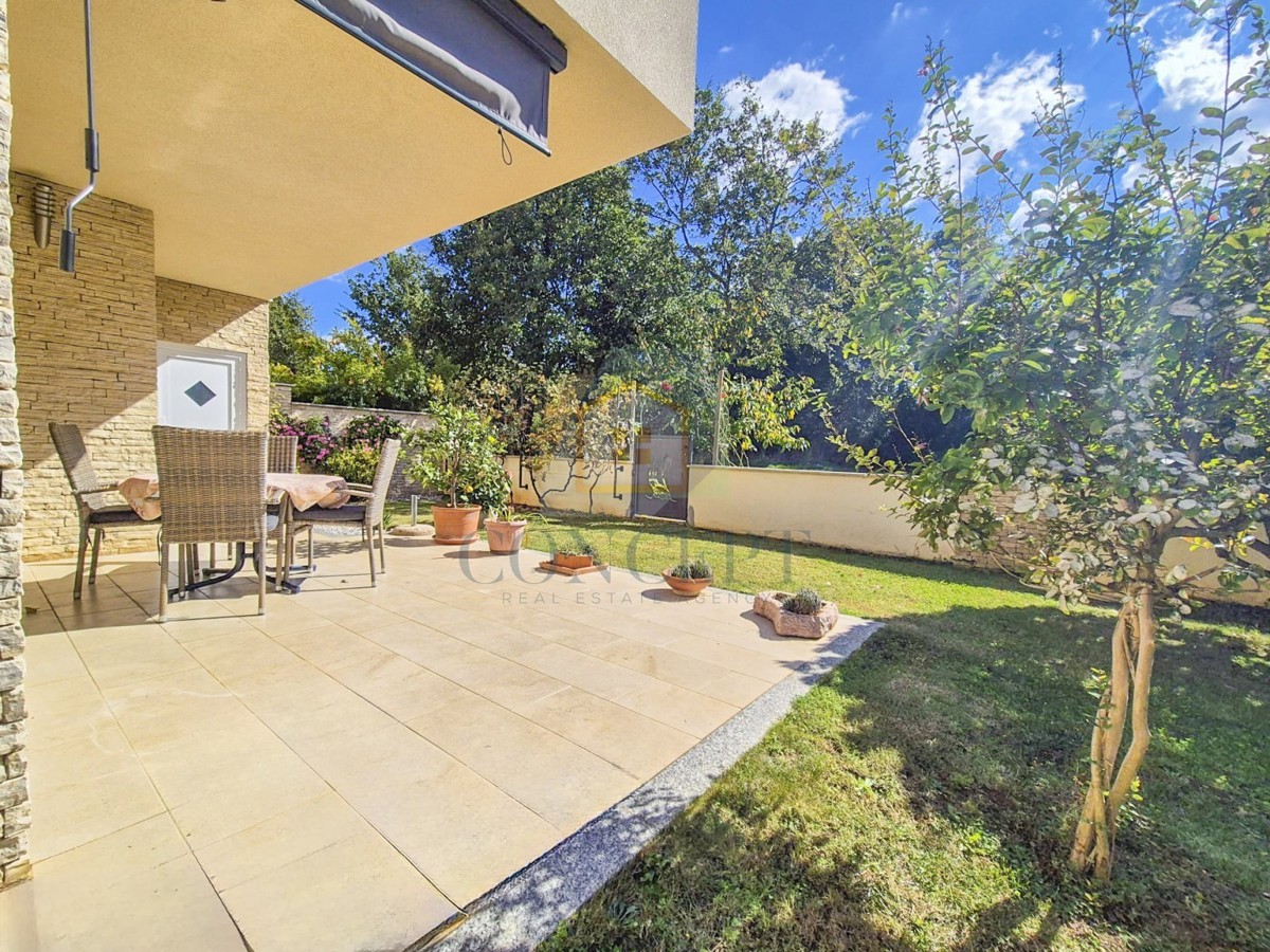 Poreč, širši center, Dvojna hiša z dvema stanovanjem in dvoriščem, 1 km od morja