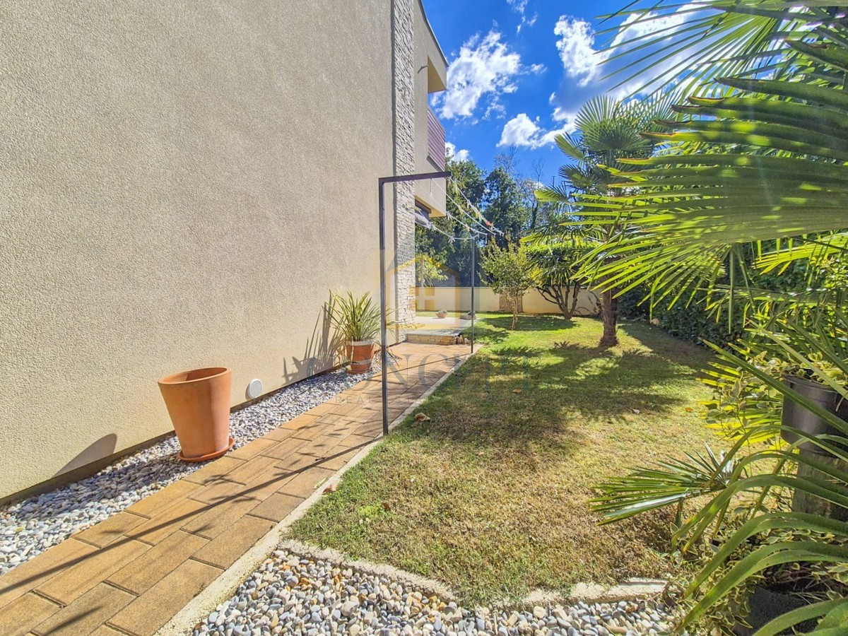 Poreč, širši center, Dvojna hiša z dvema stanovanjem in dvoriščem, 1 km od morja