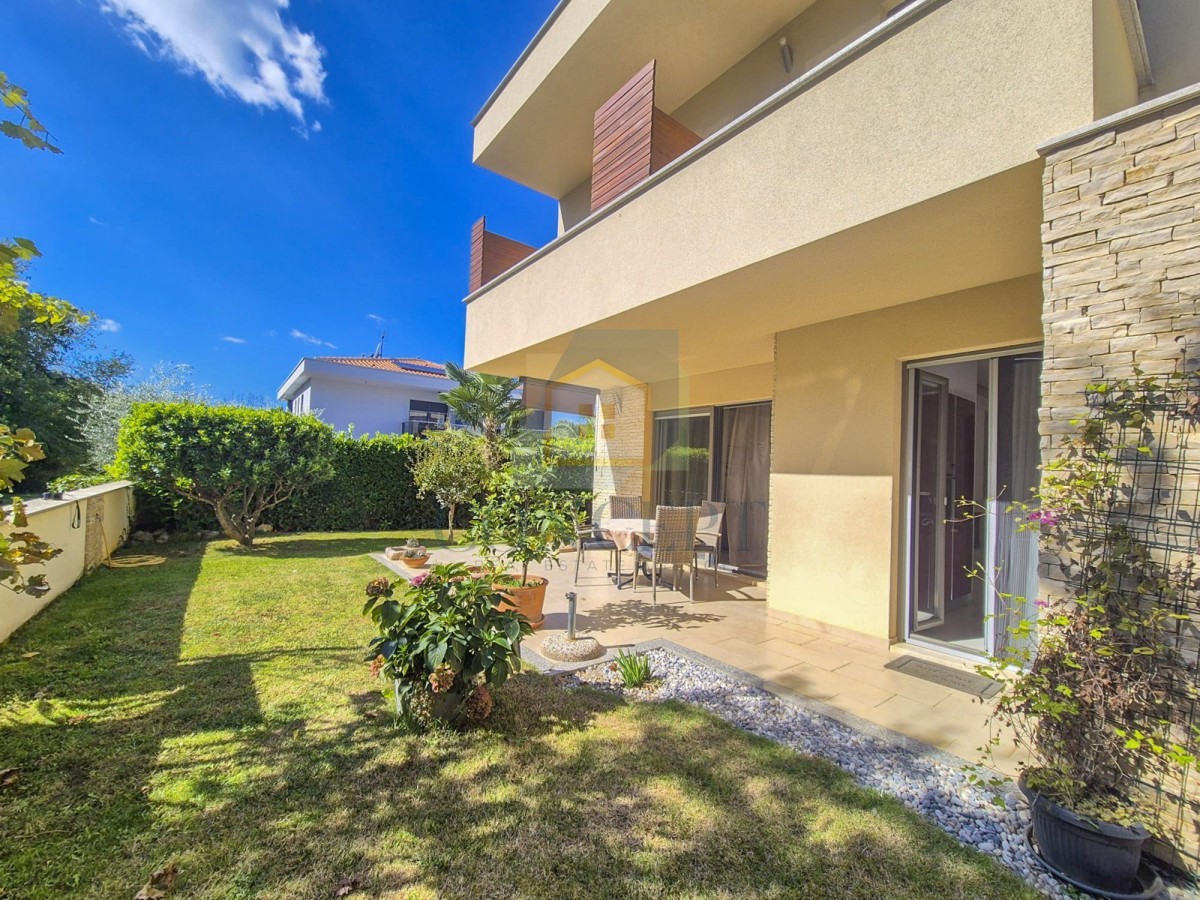 Poreč, širši center, Dvojna hiša z dvema stanovanjem in dvoriščem, 1 km od morja