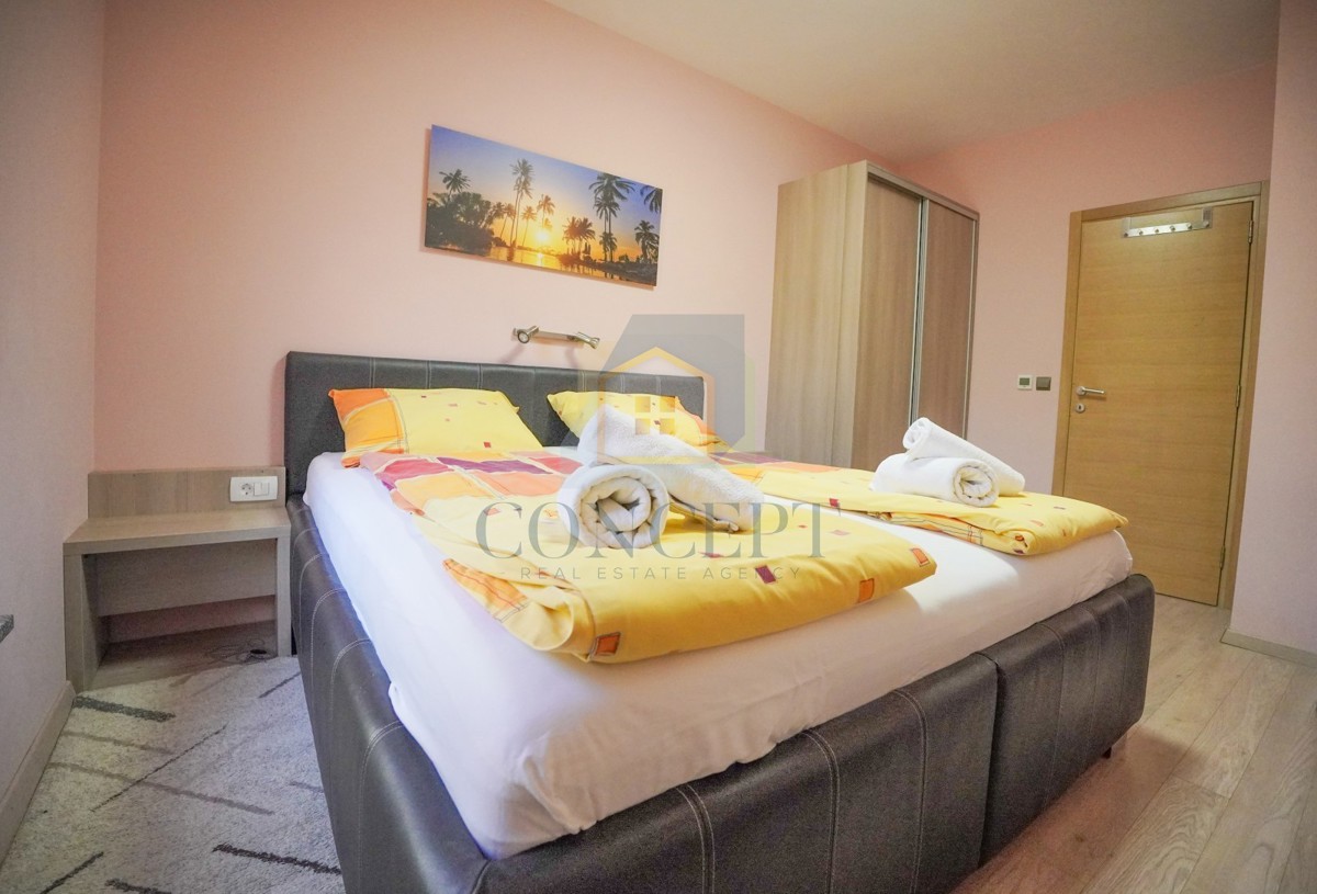 Poreč, širši center, Dvojna hiša z dvema stanovanjem in dvoriščem, 1 km od morja