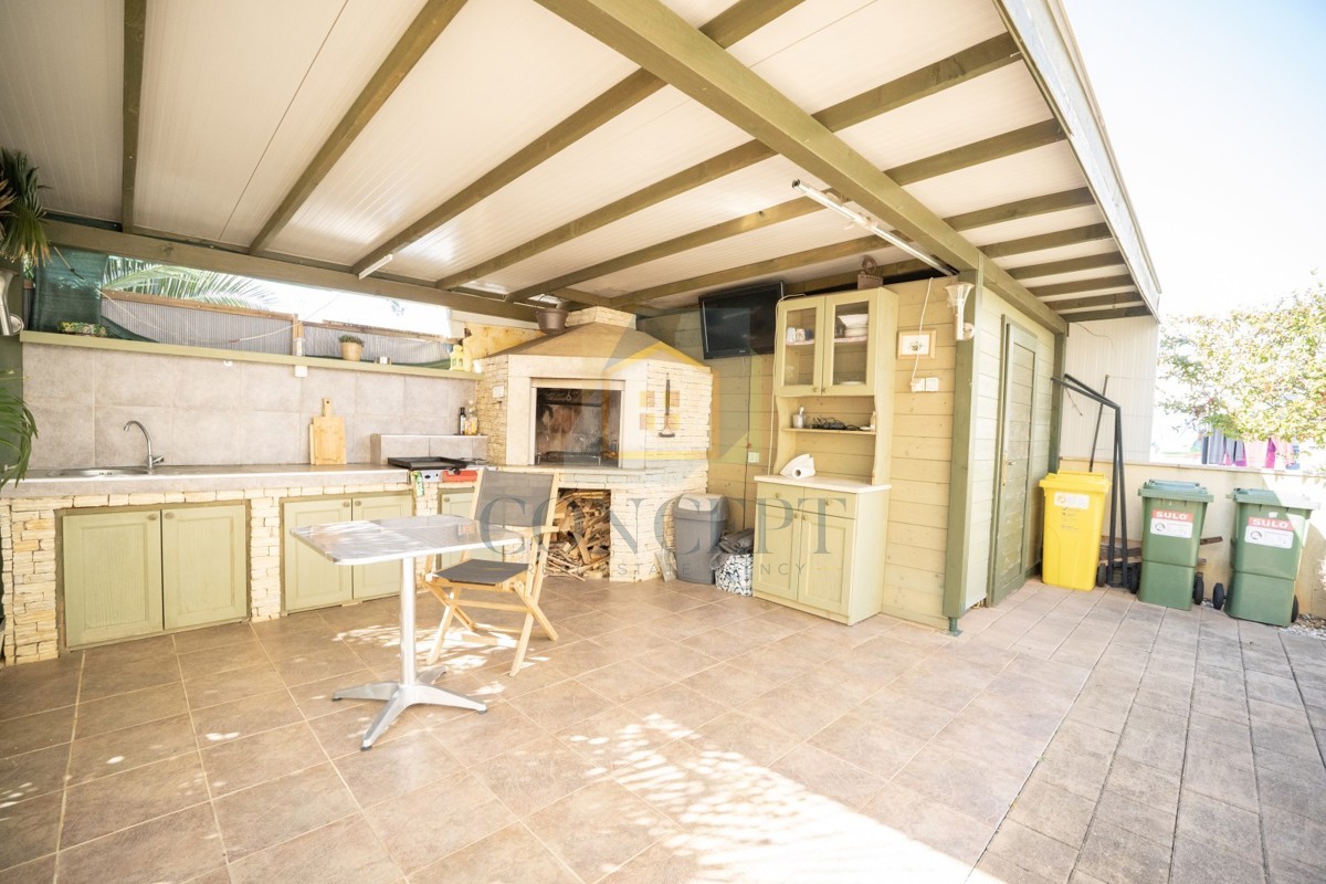 Poreč, širši center, Dvojna hiša z dvema stanovanjem in dvoriščem, 1 km od morja