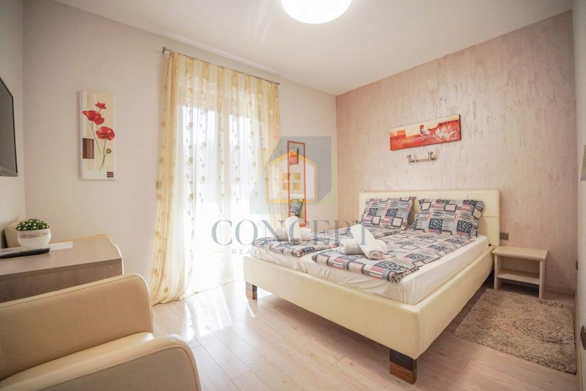 Poreč, širši center, Dvojna hiša z dvema stanovanjem in dvoriščem, 1 km od morja