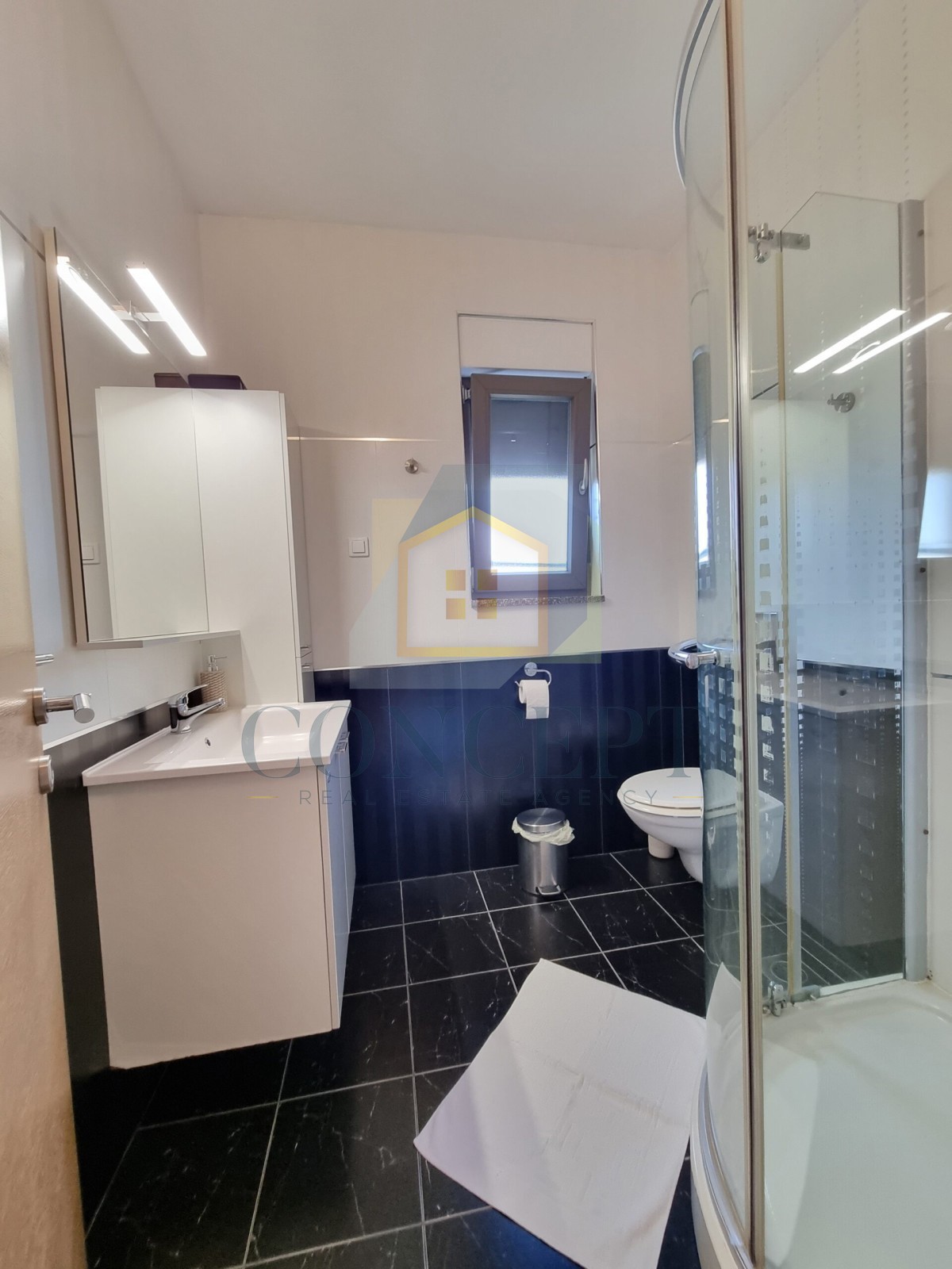 Poreč, širši center, Dvojna hiša z dvema stanovanjem in dvoriščem, 1 km od morja