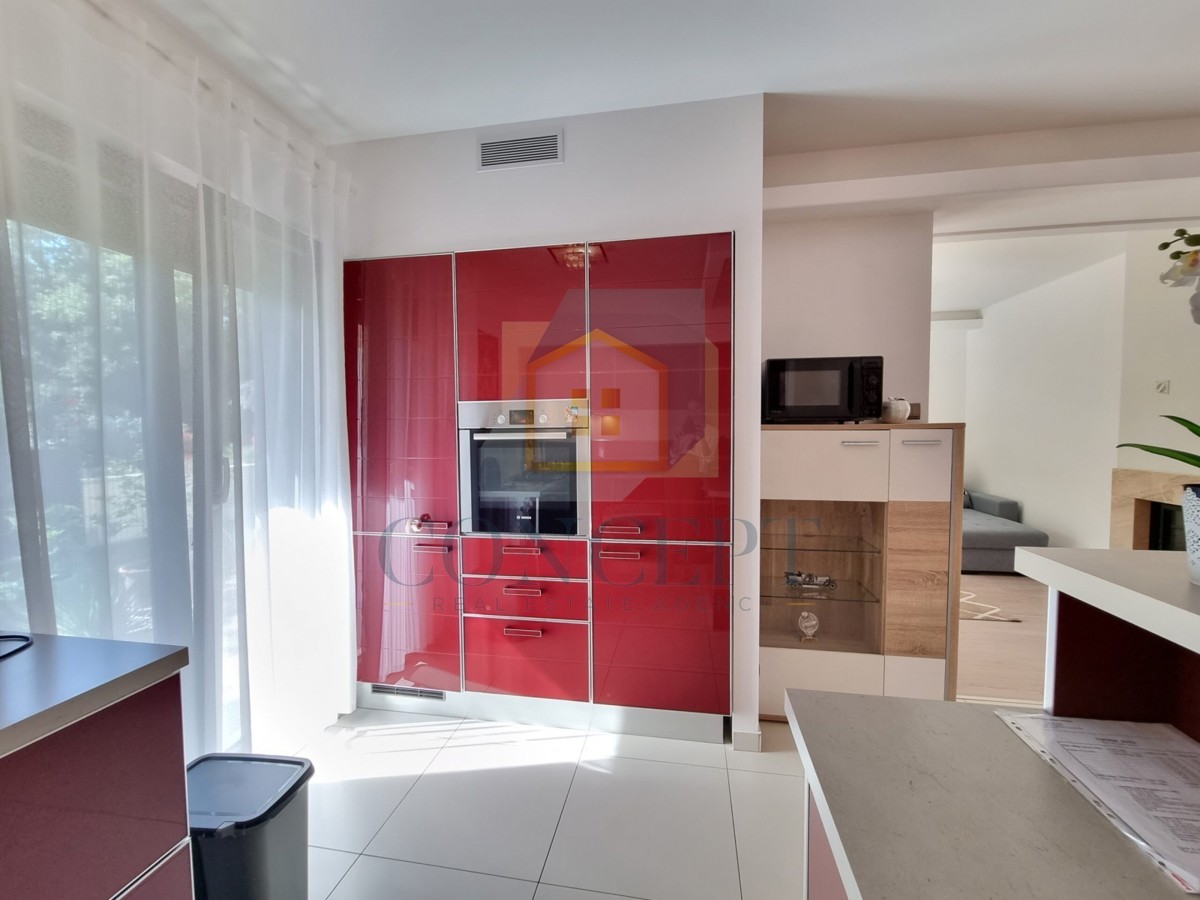 Poreč, širši center, Dvojna hiša z dvema stanovanjem in dvoriščem, 1 km od morja