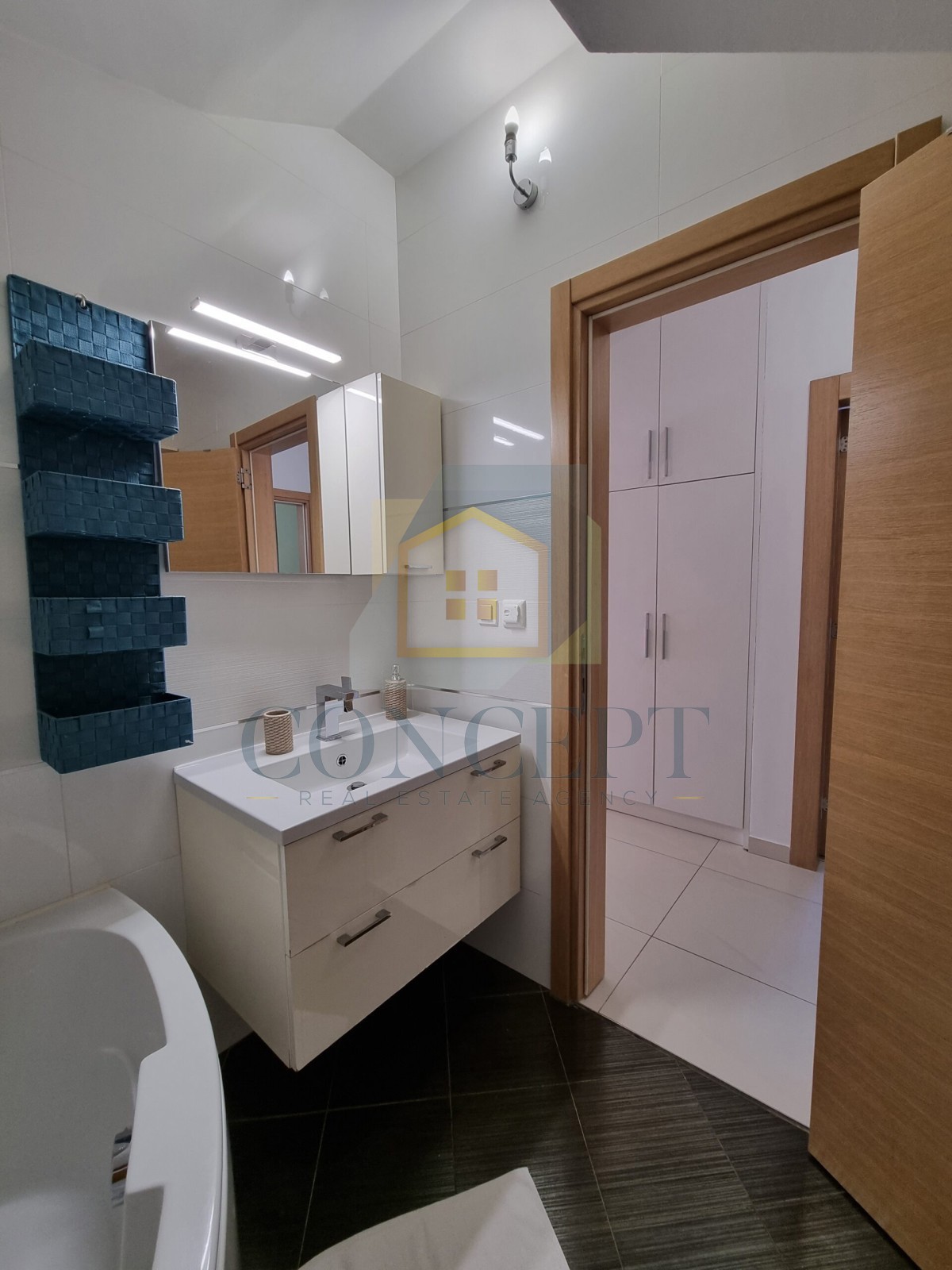 Poreč, širši center, Dvojna hiša z dvema stanovanjem in dvoriščem, 1 km od morja