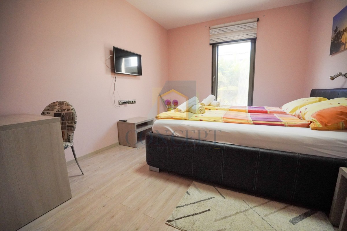 Poreč, širši center, Dvojna hiša z dvema stanovanjem in dvoriščem, 1 km od morja