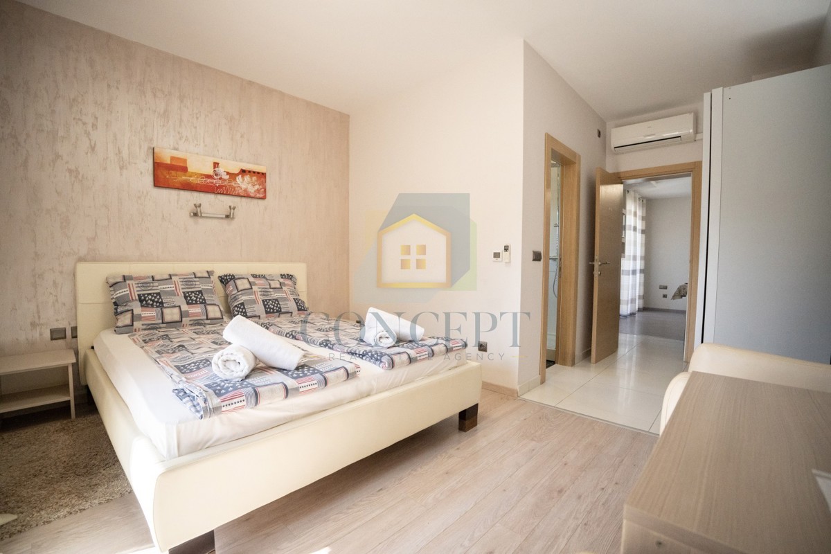 Poreč, širši center, Dvojna hiša z dvema stanovanjem in dvoriščem, 1 km od morja