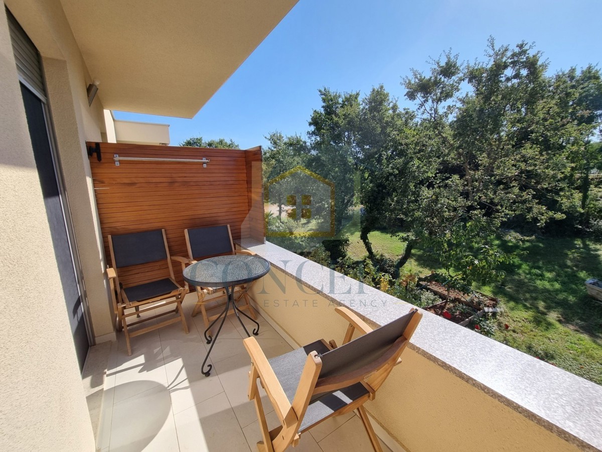 Poreč, širši center, Dvojna hiša z dvema stanovanjem in dvoriščem, 1 km od morja