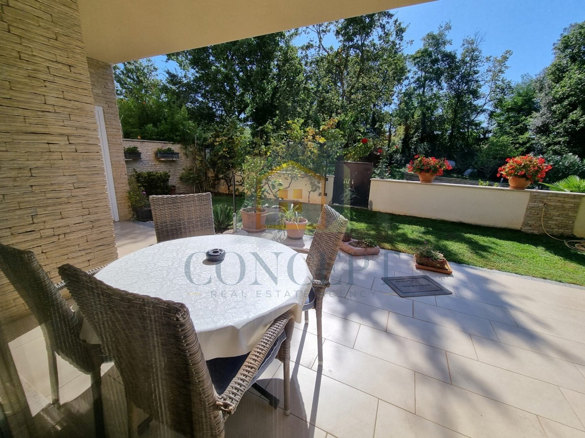 Poreč, širši center, Dvojna hiša z dvema stanovanjem in dvoriščem, 1 km od morja