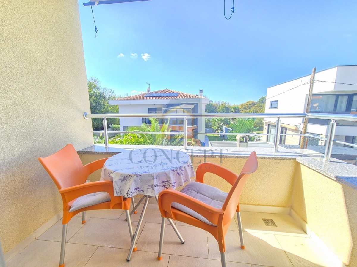 Poreč, širši center, Dvojna hiša z dvema stanovanjem in dvoriščem, 1 km od morja