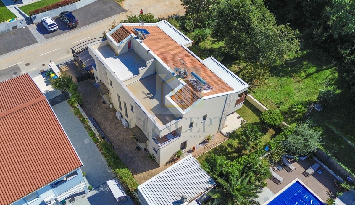 Poreč, širši center, Dvojna hiša z dvema stanovanjem in dvoriščem, 1 km od morja