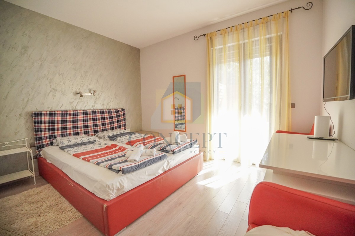 Poreč, širši center, Dvojna hiša z dvema stanovanjem in dvoriščem, 1 km od morja