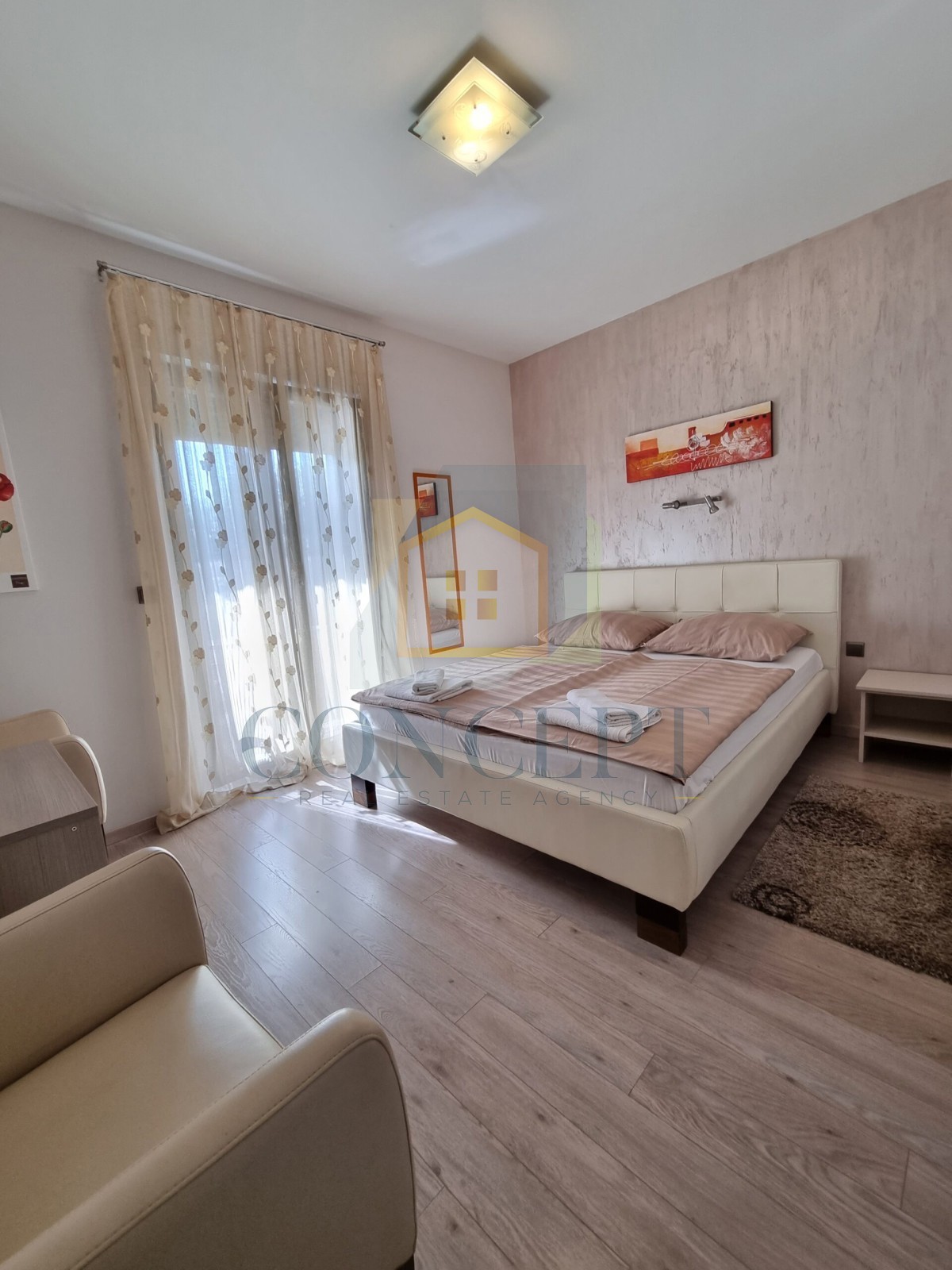 Poreč, širši center, Dvojna hiša z dvema stanovanjem in dvoriščem, 1 km od morja