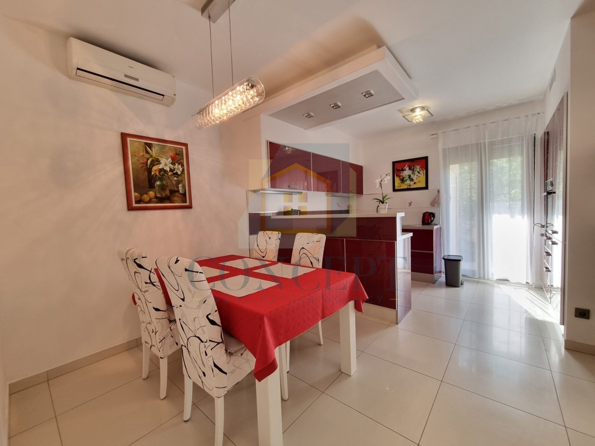 Poreč, širši center, Dvojna hiša z dvema stanovanjem in dvoriščem, 1 km od morja