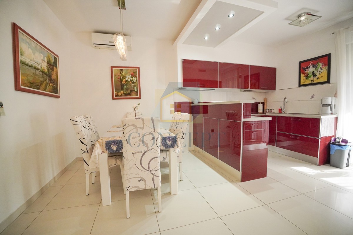 Poreč, širši center, Dvojna hiša z dvema stanovanjem in dvoriščem, 1 km od morja