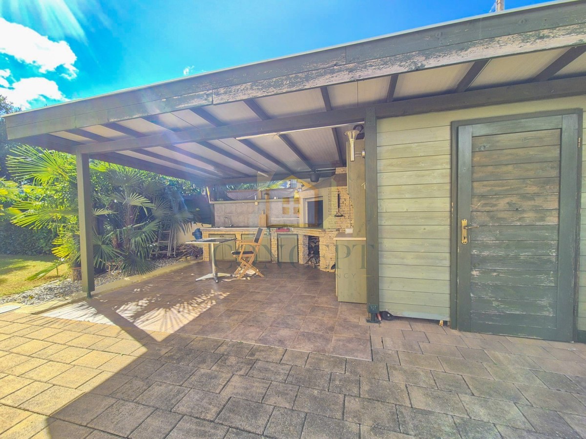 Poreč, širši center, Dvojna hiša z dvema stanovanjem in dvoriščem, 1 km od morja