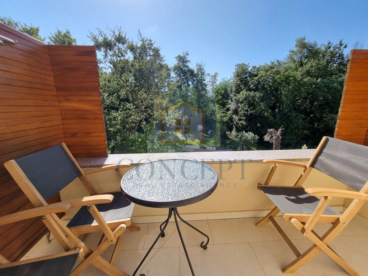 Poreč, širši center, Dvojna hiša z dvema stanovanjem in dvoriščem, 1 km od morja