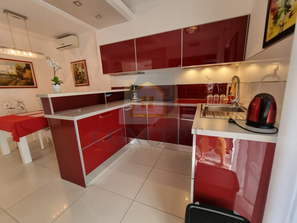 Poreč, širši center, Dvojna hiša z dvema stanovanjem in dvoriščem, 1 km od morja