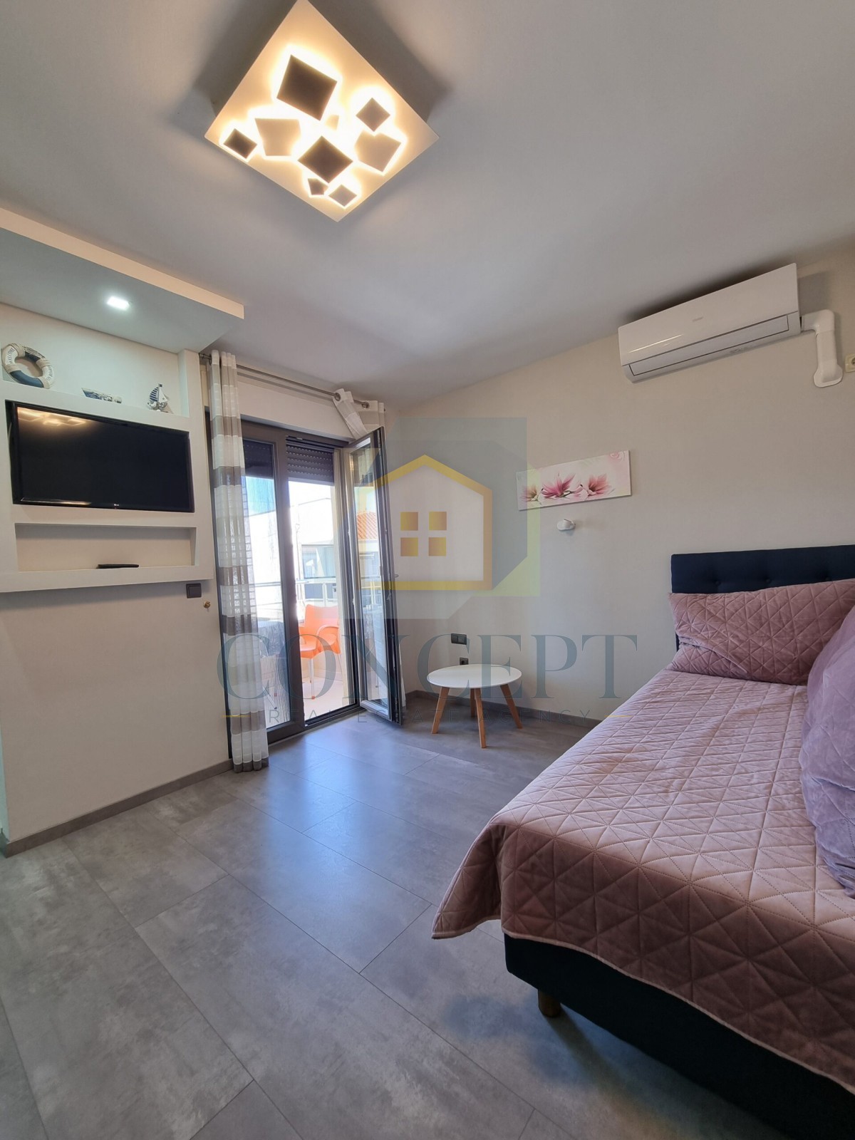 Poreč, širši center, Dvojna hiša z dvema stanovanjem in dvoriščem, 1 km od morja