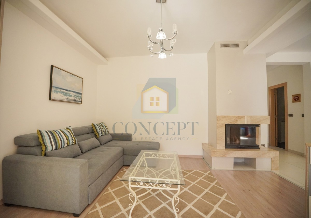 Poreč, širši center, Dvojna hiša z dvema stanovanjem in dvoriščem, 1 km od morja