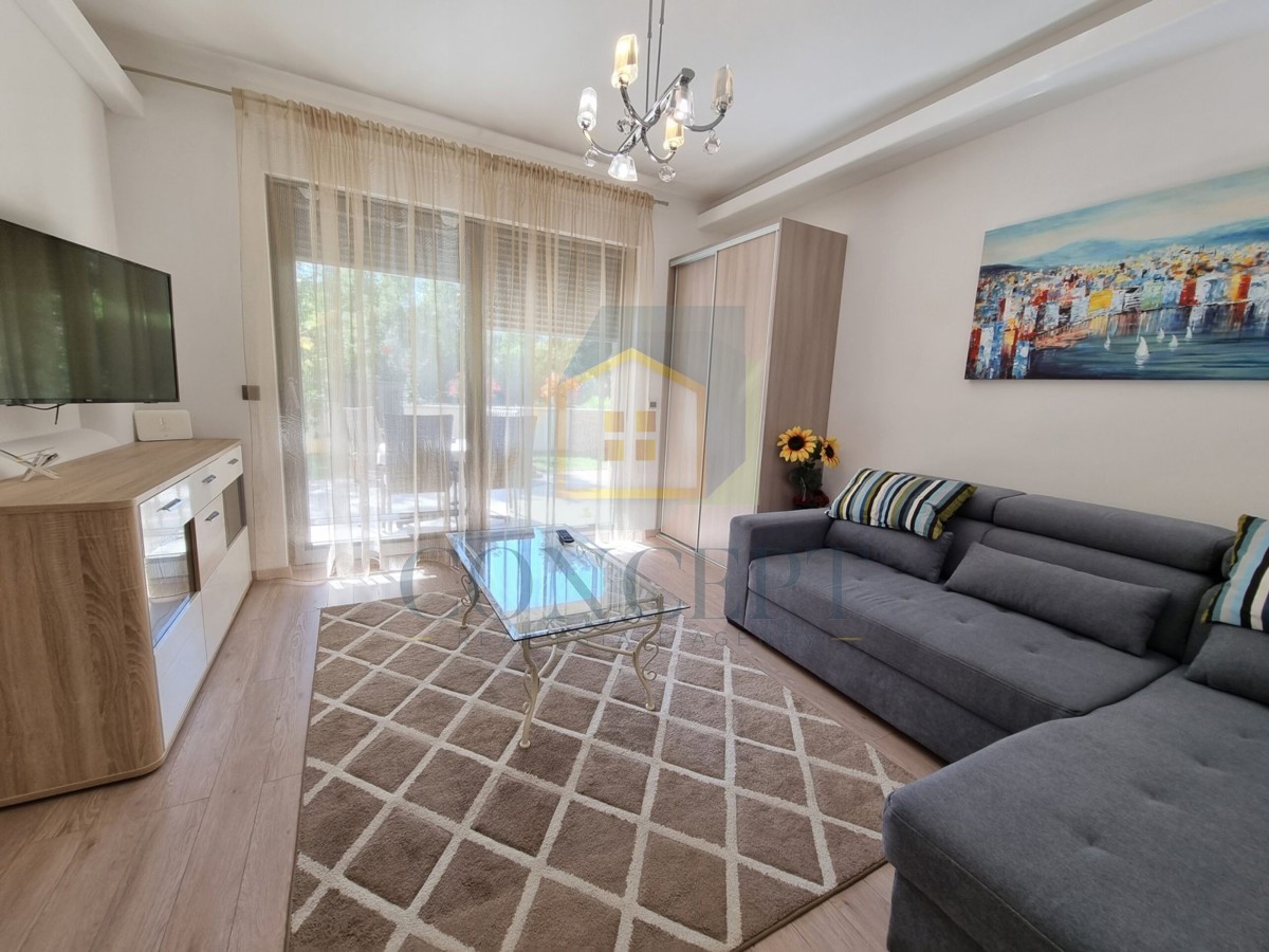 Poreč, širši center, Dvojna hiša z dvema stanovanjem in dvoriščem, 1 km od morja