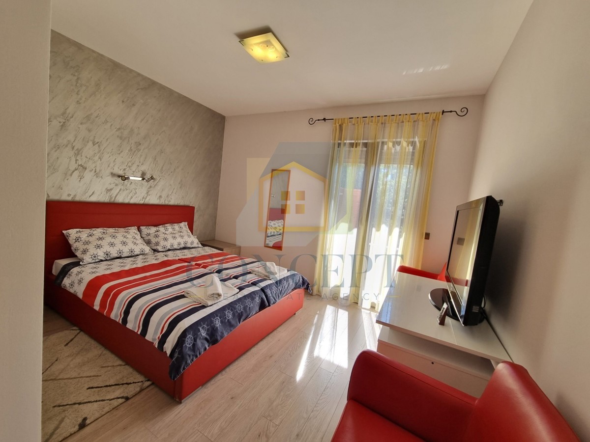 Poreč, širši center, Dvojna hiša z dvema stanovanjem in dvoriščem, 1 km od morja