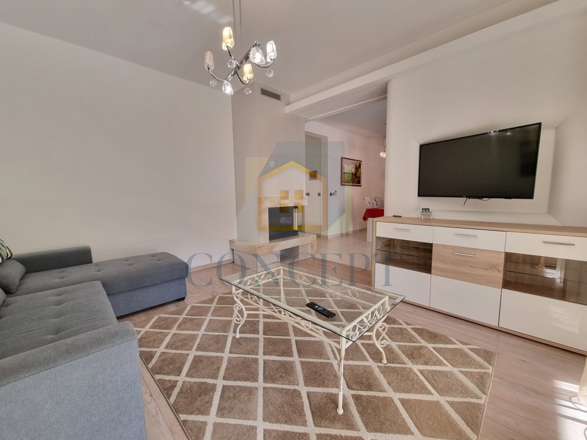 Poreč, širši center, Dvojna hiša z dvema stanovanjem in dvoriščem, 1 km od morja