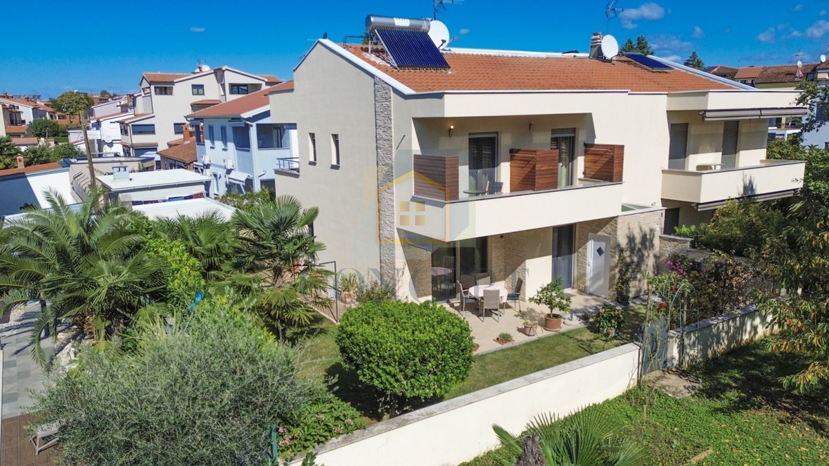 Poreč, širši center, Dvojna hiša z dvema stanovanjem in dvoriščem, 1 km od morja