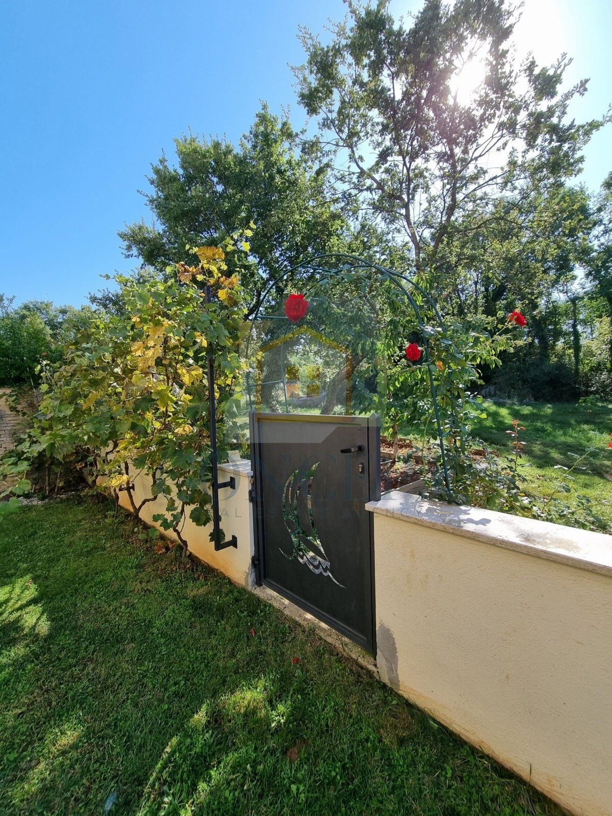 Poreč, širši center, Dvojna hiša z dvema stanovanjem in dvoriščem, 1 km od morja