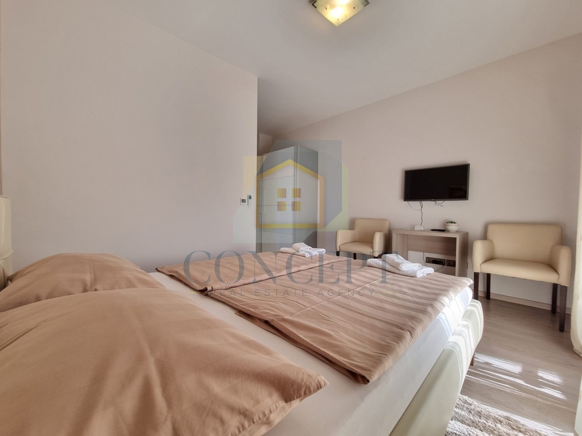 Poreč, širši center, Dvojna hiša z dvema stanovanjem in dvoriščem, 1 km od morja