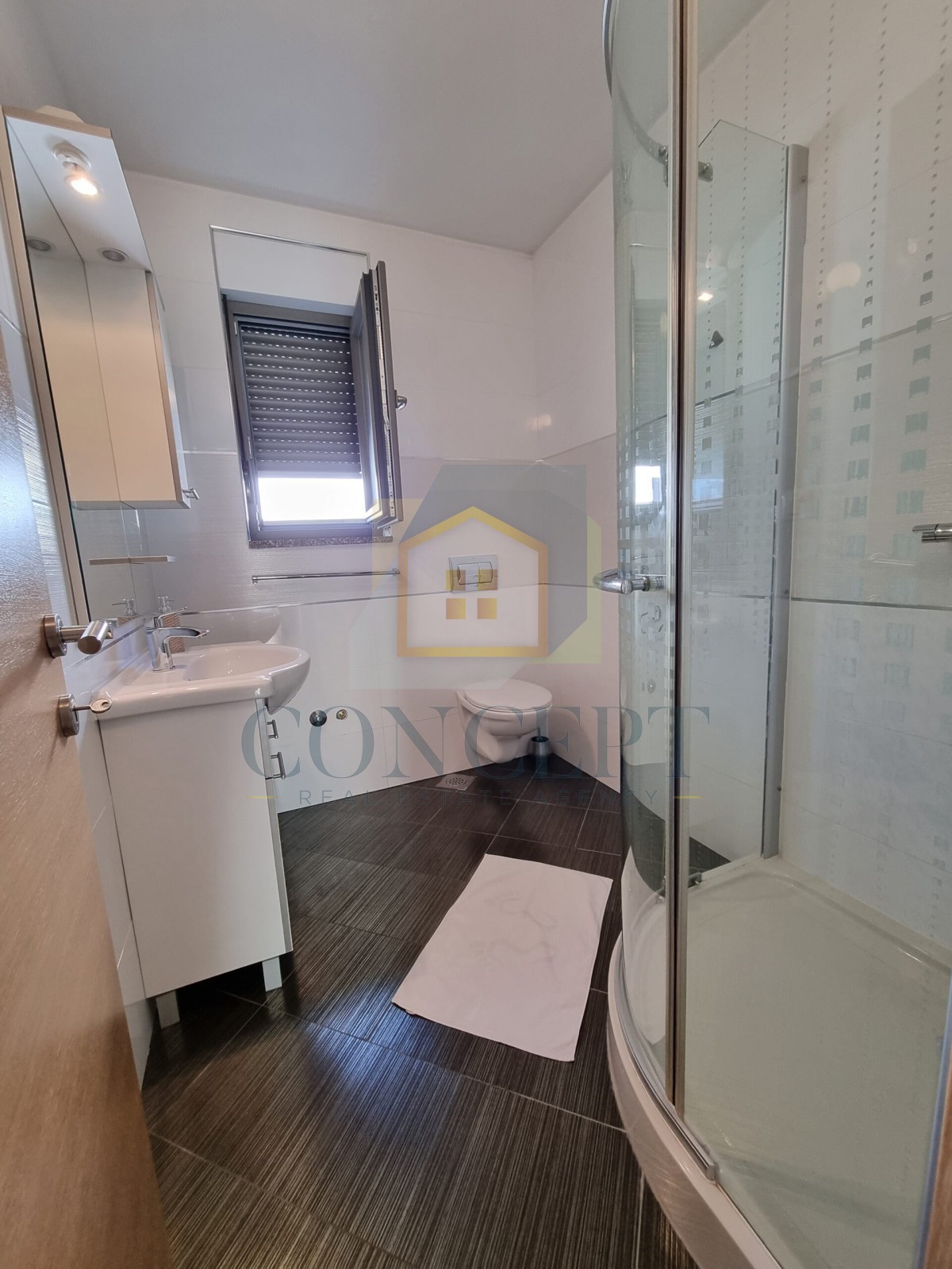 Poreč, širši center, Dvojna hiša z dvema stanovanjem in dvoriščem, 1 km od morja