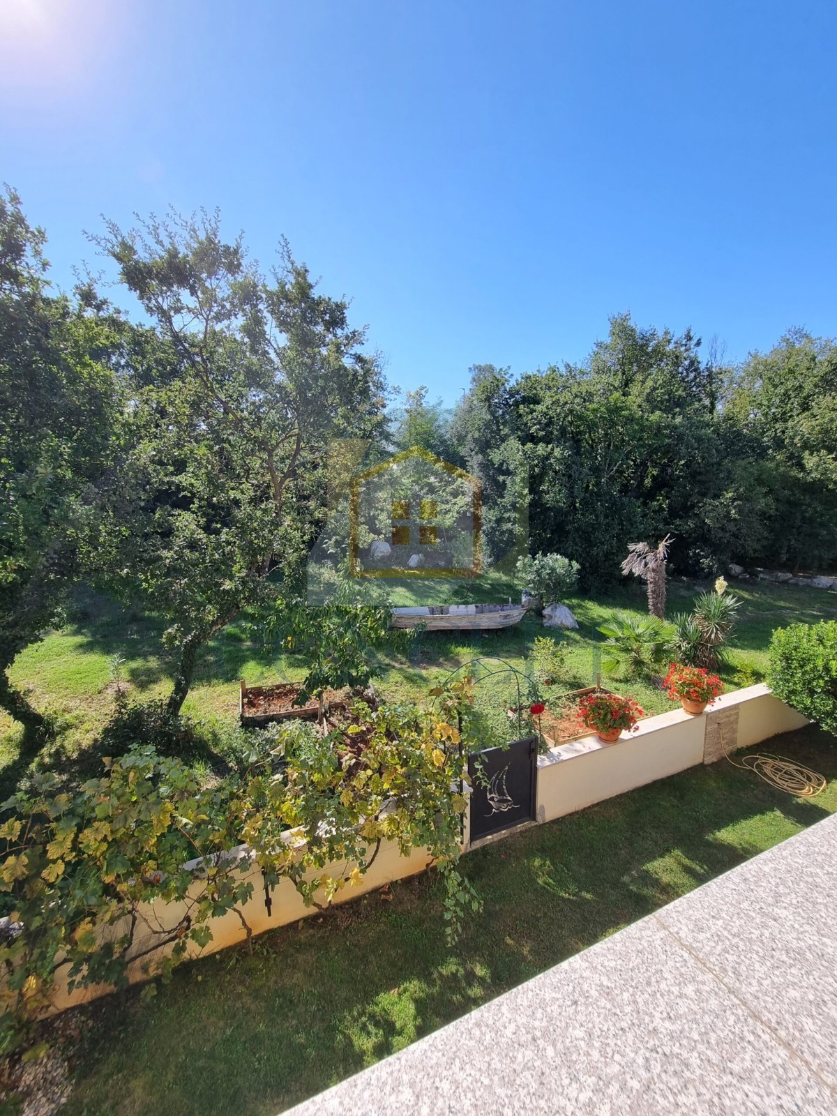 Poreč, širši center, Dvojna hiša z dvema stanovanjem in dvoriščem, 1 km od morja