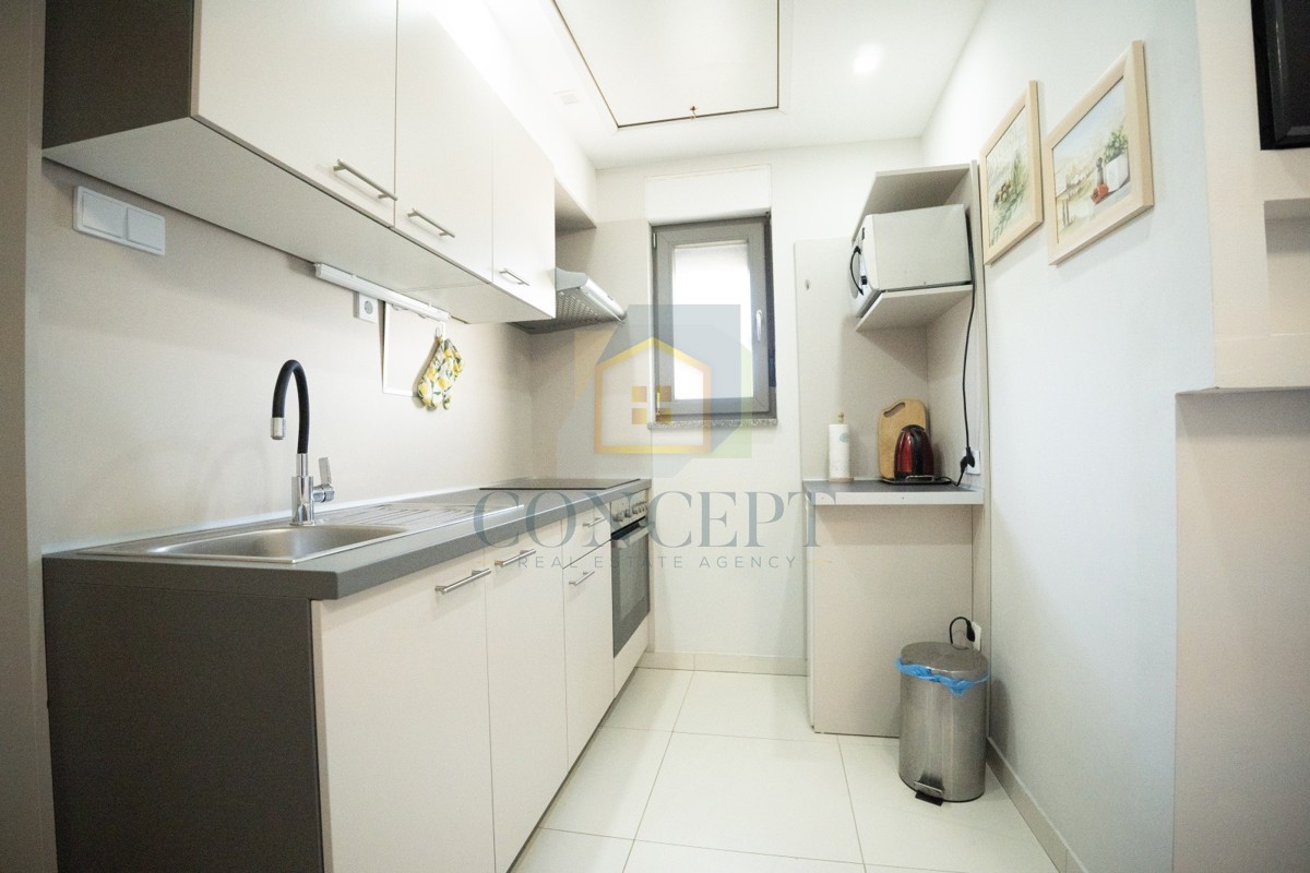 Poreč, širši center, Dvojna hiša z dvema stanovanjem in dvoriščem, 1 km od morja