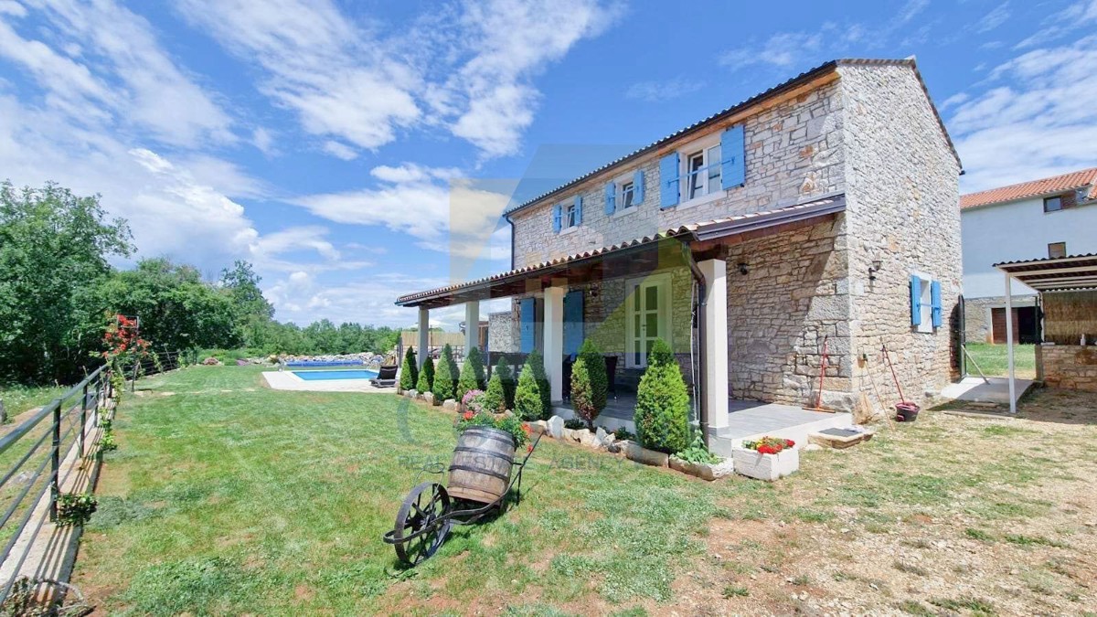 Poreč, okolica, Renovirana autohtona istarska kuća s velikim dvorištem