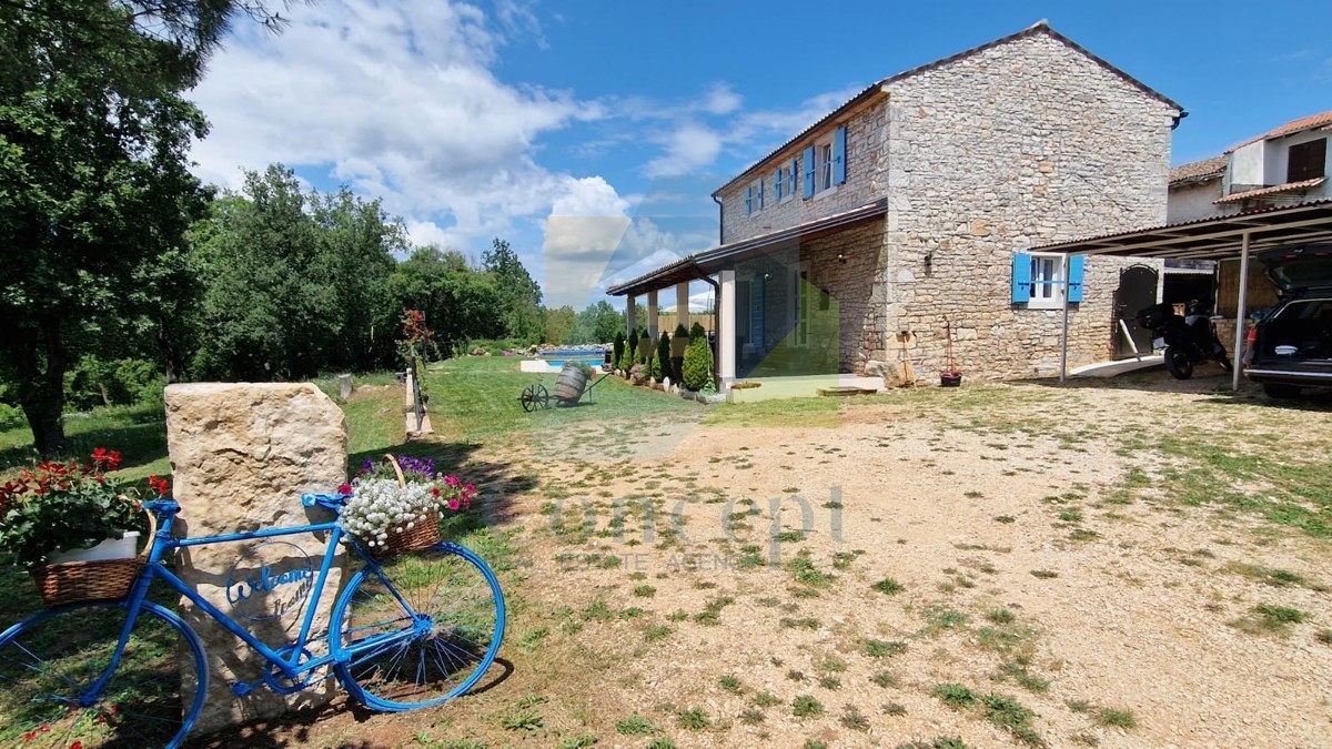 Poreč, okolica, Renovirana autohtona istarska kuća s velikim dvorištem